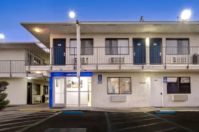 Photo 2 - Motel 6 Bakersfield, CA - South