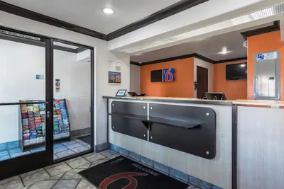 Photo 2 - Motel 6 Riverside, CA - UCR East