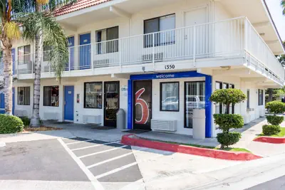 Photo 2 - Motel 6 Bakersfield, CA - Convention Center