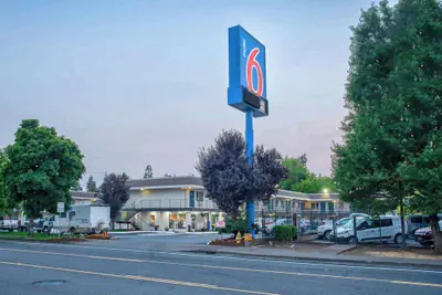 Photo 2 - Motel 6 Salem, OR