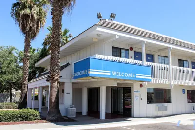 Photo 2 - Motel 6 Coalinga, CA - East