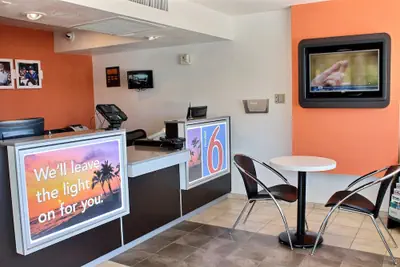 Photo 4 - Motel 6 Coalinga, CA - East