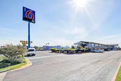 Photo 2 - Motel 6 Laredo, TX - South