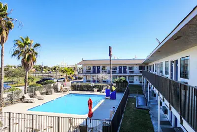 Photo 2 - Motel 6 Galveston, TX