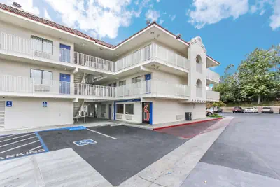 Photo 2 - Hotel B5 Watsonville, CA - Monterey Area