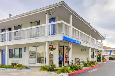 Photo 2 - Motel 6 Medford, OR - North