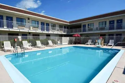 Photo 2 - Motel 6 Windsor Locks, CT - Hartford