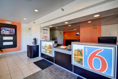 Photo 3 - Motel 6 Windsor Locks, CT - Hartford