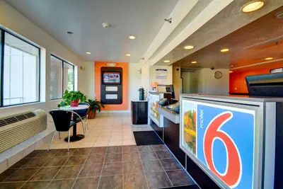 Photo 4 - Motel 6 Windsor Locks, CT - Hartford