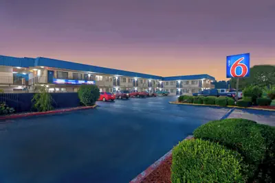 Photo 2 - Motel 6 Russellville, AR