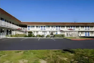 Photo 2 - Super 8 by Wyndham Turlock