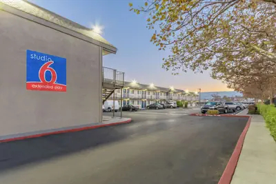 Photo 2 - Motel 6 Hayward, CA – Silicon Valley Gateway