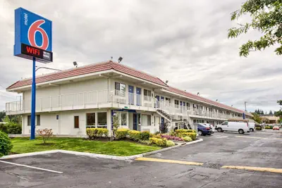 Photo 2 - Motel 6 Everett, WA - South