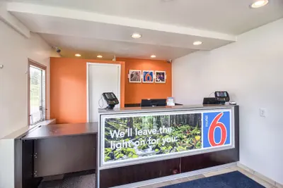 Photo 4 - Motel 6 Everett, WA - South