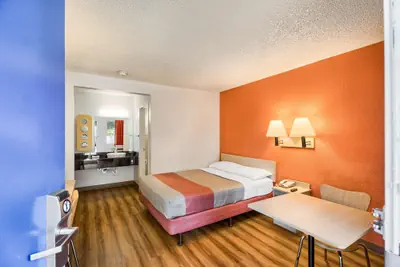 Photo 5 - Motel 6 Everett, WA - South