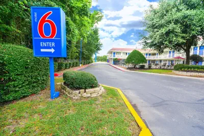 Photo 2 - Motel 6 Huntsville, TX