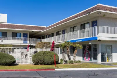 Photo 2 - Motel 6 Mojave, CA