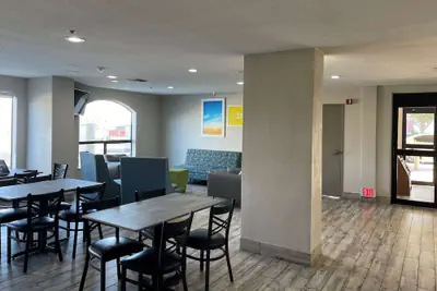 Photo 5 - Days Inn by Wyndham Dallas Garland West