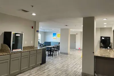 Photo 3 - Days Inn by Wyndham Dallas Garland West