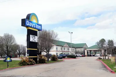 Photo 2 - Days Inn by Wyndham Denham Springs-Baton Rouge East