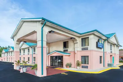 Photo 2 - Days Inn by Wyndham Panama City/Callaway
