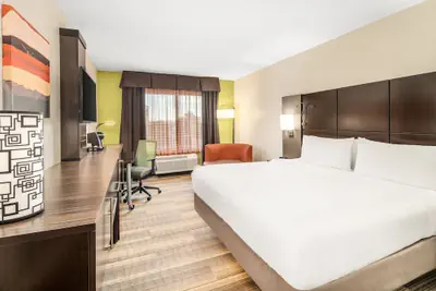 Photo 5 - Holiday Inn Express Ft. Lauderdale Cruise-Airport by IHG