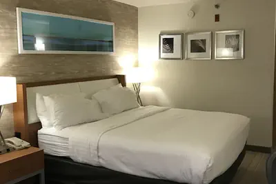 Photo 4 - Holiday Inn & Suites Bolingbrook by IHG