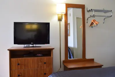 Photo 3 - Value Inn Livonia