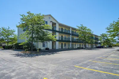 Photo 2 - HomeTowne Studios by Red Roof Chicago - Waukegan
