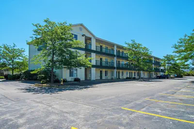 Photo 2 - HomeTowne Studios by Red Roof Chicago - Waukegan