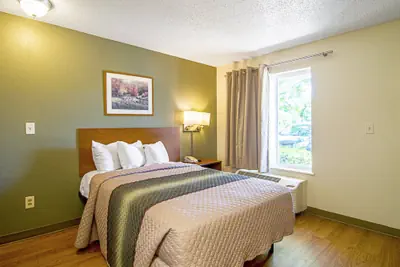 Photo 3 - HomeTowne Studios by Red Roof Chicago - Waukegan