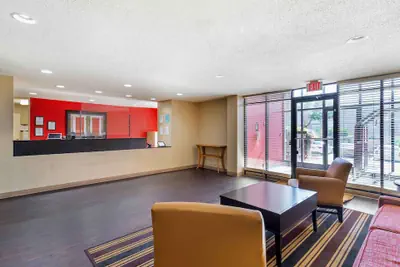 Photo 4 - Suburban Studios Macon North