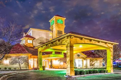 Photo 2 - La Quinta Inn & Suites by Wyndham Colorado Springs South AP