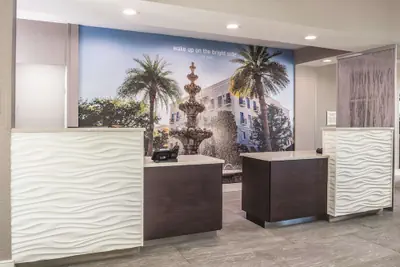 Photo 4 - La Quinta Inn & Suites by Wyndham Orlando Lake Mary