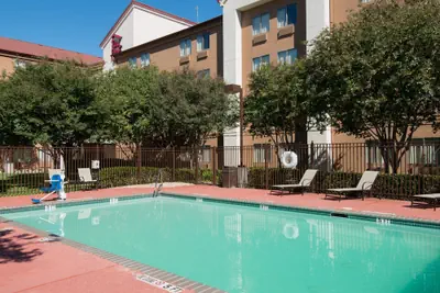 Photo 2 - Red Roof Inn PLUS+ Austin South – Airport.