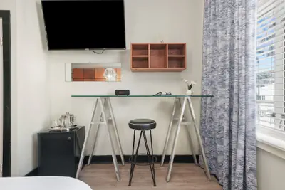 Photo 5 - Chesterfield Hotel & Suites