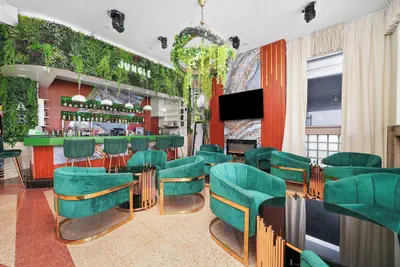 Photo 2 - Chesterfield Hotel & Suites
