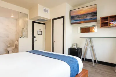 Photo 5 - Chesterfield Hotel & Suites