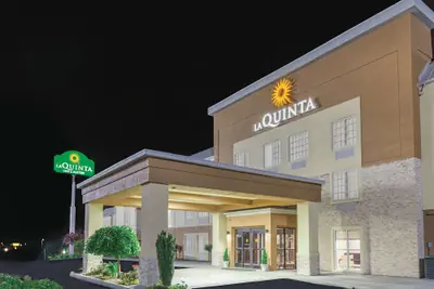 Photo 2 - La Quinta Inn & Suites by Wyndham Knoxville North I-75