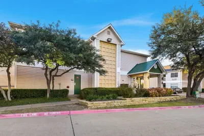 Photo 2 - HomeTowne Studios By Red Roof Dallas - North Addison/ Tollway