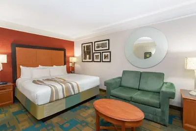 Photo 2 - La Quinta Inn & Suites by Wyndham Denver Southwest Lakewood