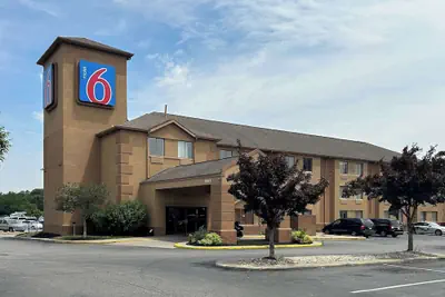 Photo 2 - Motel 6 Indianapolis, IN - Airport