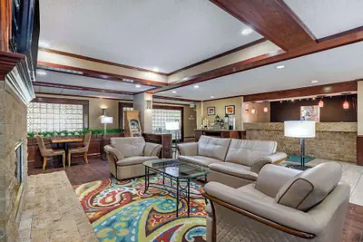 Photo 5 - Quality Suites Addison - Dallas