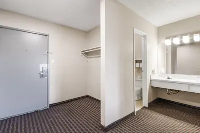 Photo 5 - Heritage Inn Express Hayward