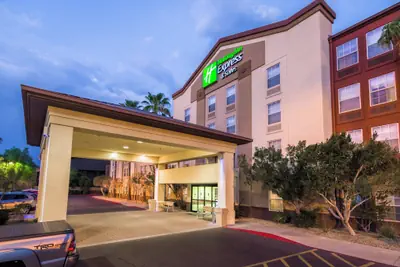 Photo 2 - Holiday Inn Express Hotel & Suites Phoenix-Airport by IHG