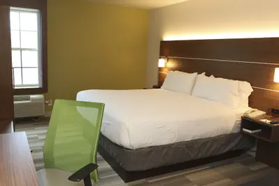 Photo 4 - Holiday Inn Express Hotel & Suites Phoenix-Airport by IHG