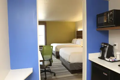 Photo 5 - Holiday Inn Express Hotel & Suites Phoenix-Airport by IHG