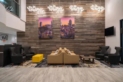 Photo 2 - La Quinta Inn & Suites by Wyndham Raleigh Downtown North