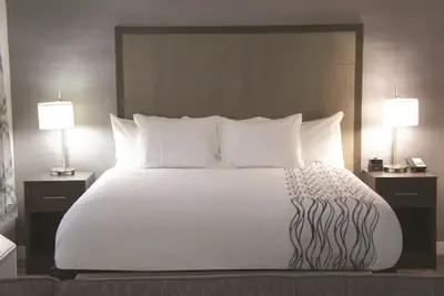 Photo 5 - La Quinta Inn & Suites by Wyndham Raleigh Downtown North