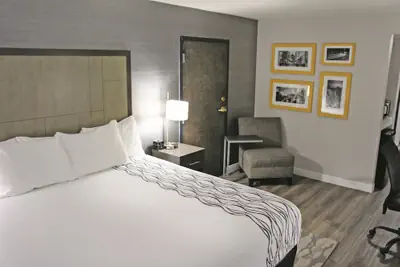 Photo 4 - La Quinta Inn & Suites by Wyndham Raleigh Downtown North